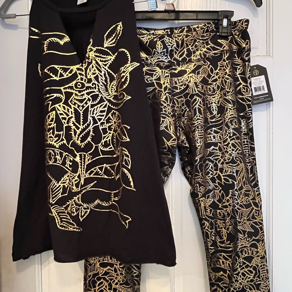 Zumba Love Black and Gold Capri Leggings with Keyhole Top L